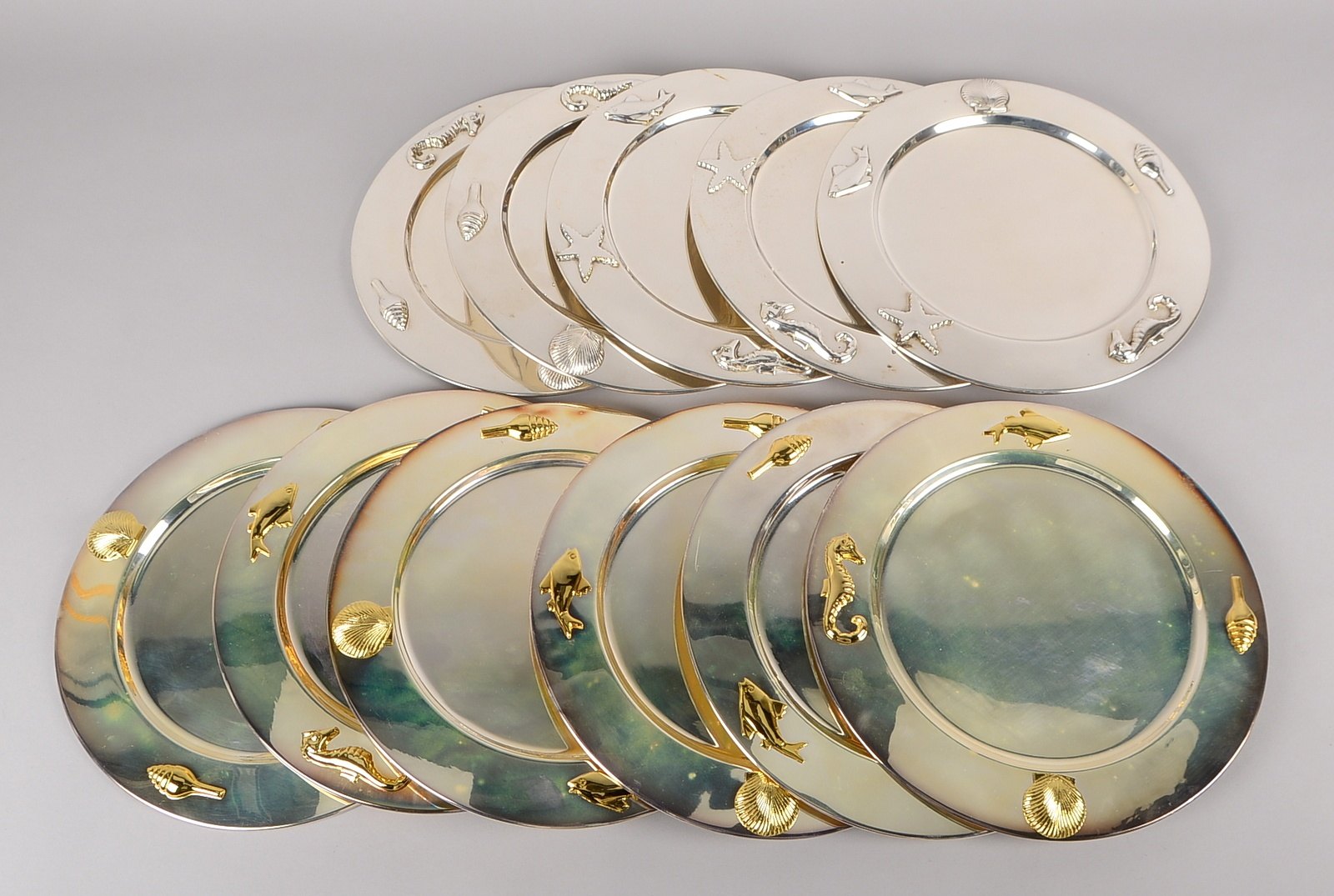 11 Platzteller, Silber-Auflage, Fahne mit Appl., 'Meeresfrüchte', 4x partiell verg.