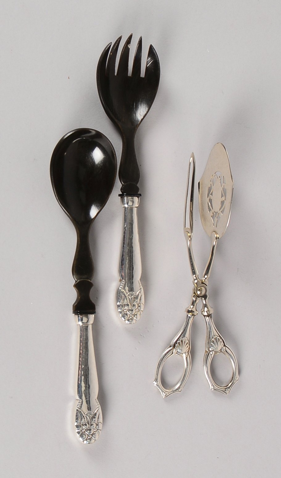 Salatbesteck (DK), 830 Silber, Horn-Zinken/Laffe, dazu Gebäckzange/Silbergriffe