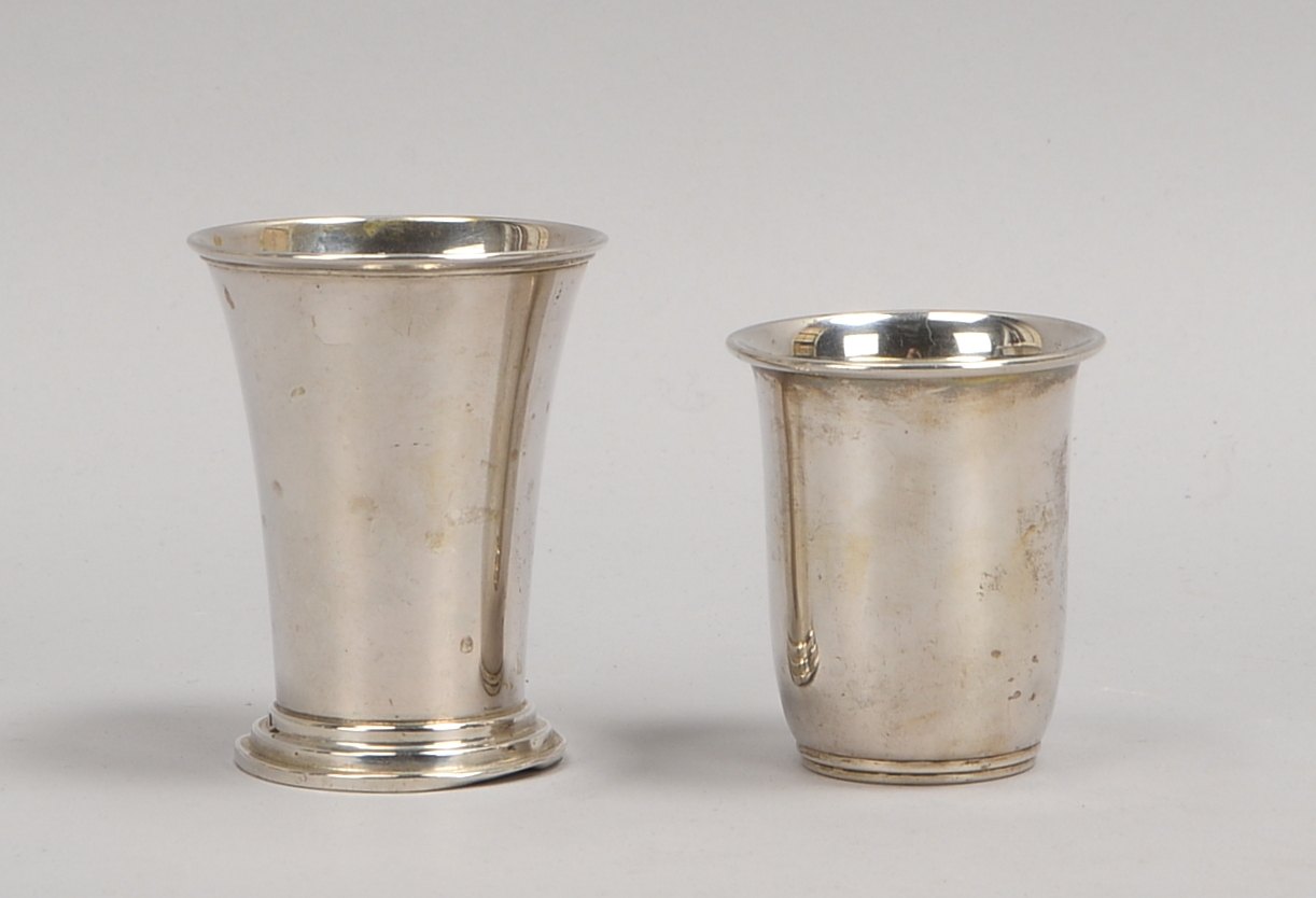 2 Silberbecher (Dänemark, 1930er Jahre), 1x Höhe 7 cm, 1x Höhe 8,5 cm, Gew. 87 g