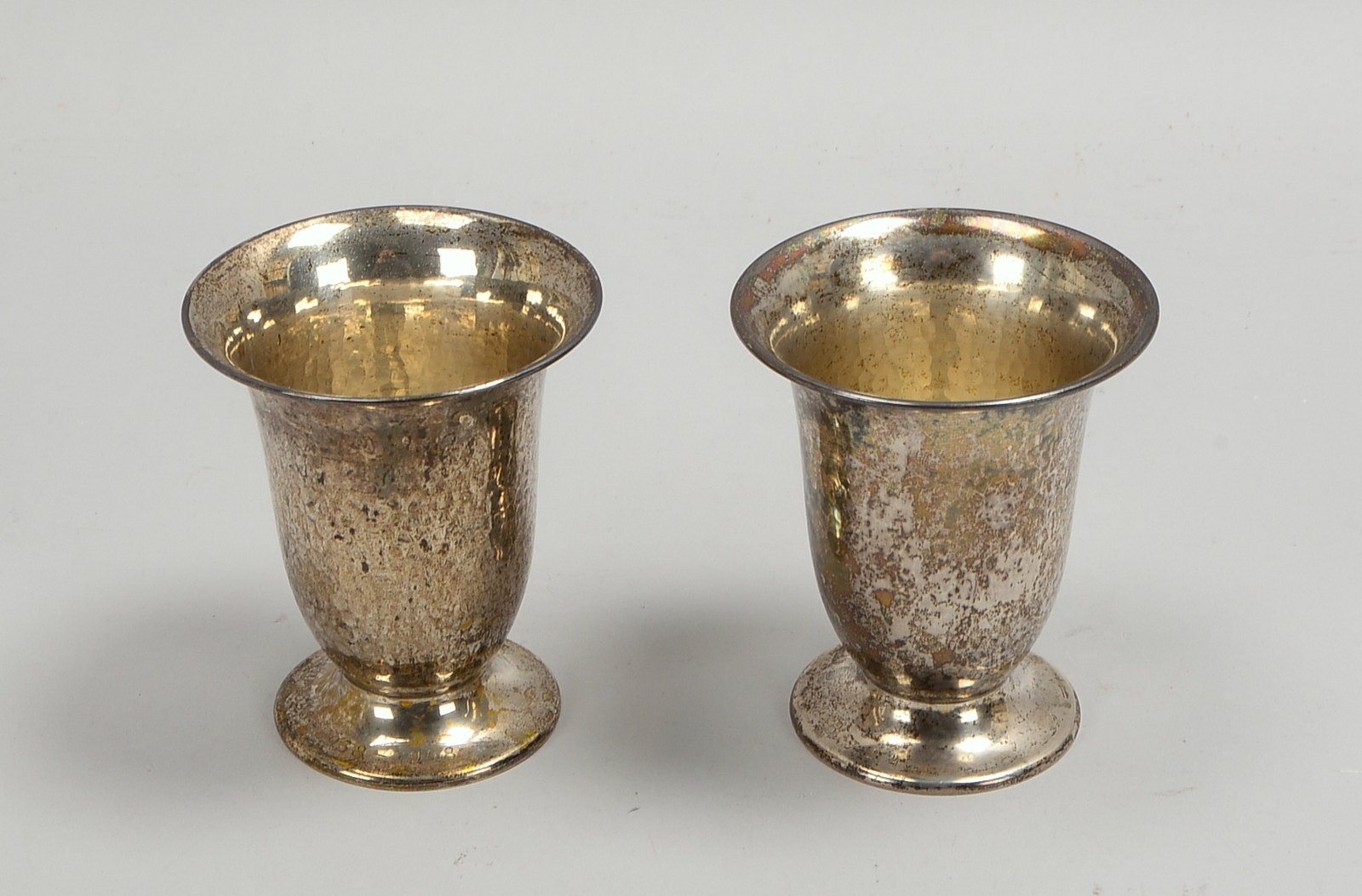 Paar Tischvasen, 800 Silber, Wandung mit Hammerschlag-Dekor; Gew. 276 g