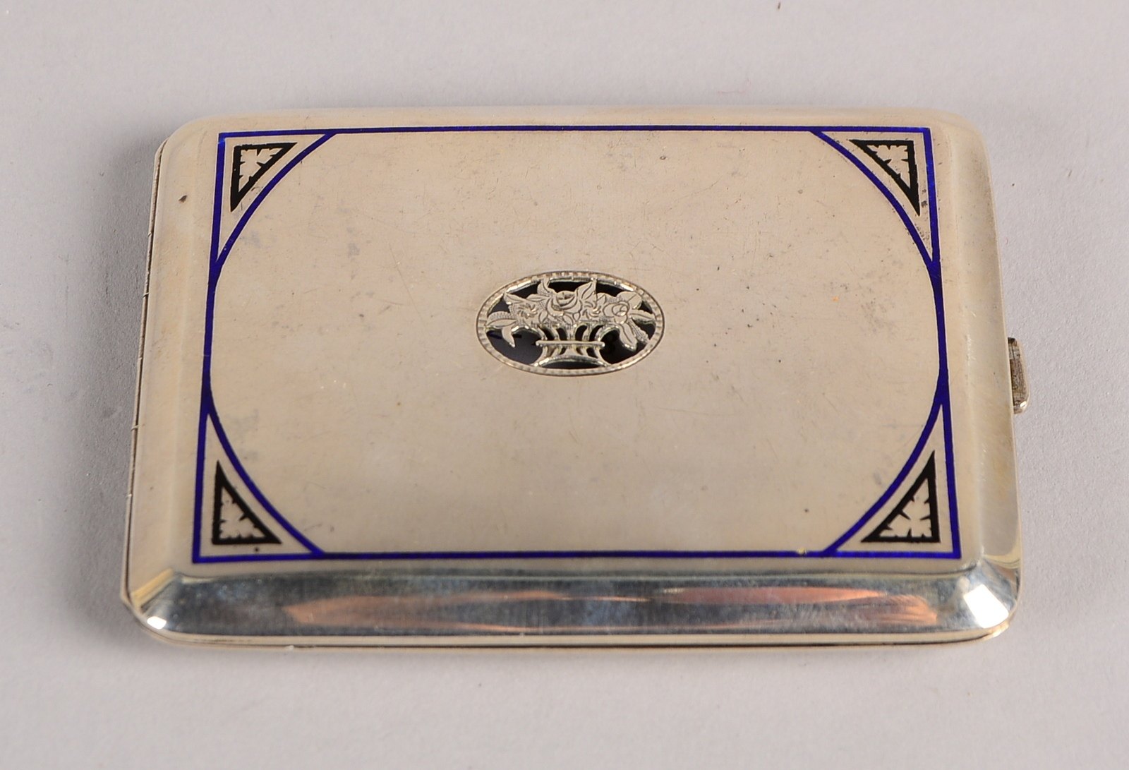 Zigarettenetui, Silber, scharn. Deckel/partiell emaill.; Maße 8 x 10 cm, Gew. 145 g