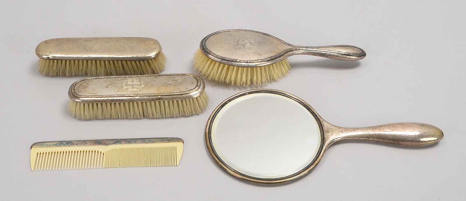 Toilettengarnitur, 830 Silber, 5-tlg.: Handspiegel, Kamm, und 3x Bürsten
