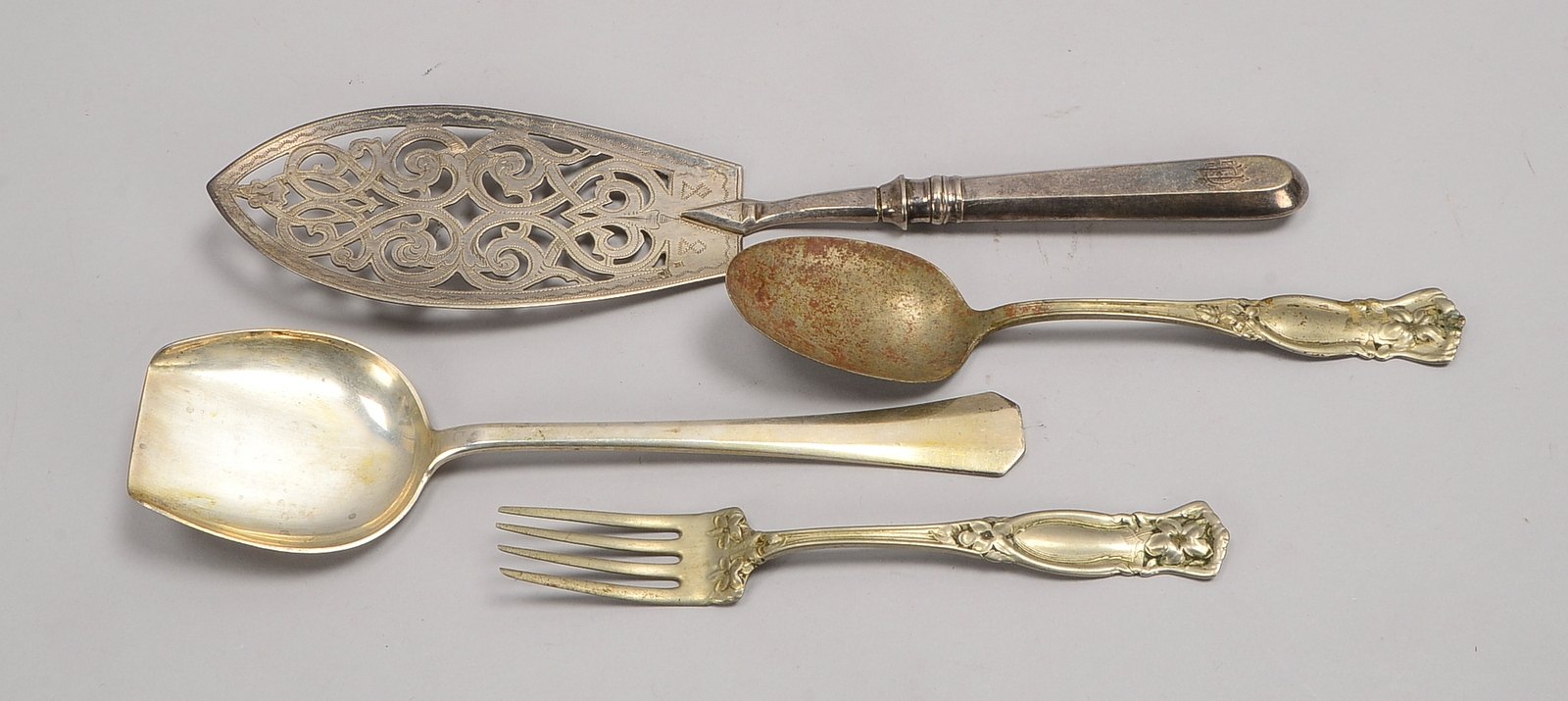 Silber-Heber, 84 Zolotnik, und Schaufel, Gew. 244 g; dazu versilbert: Löffel und Gabel