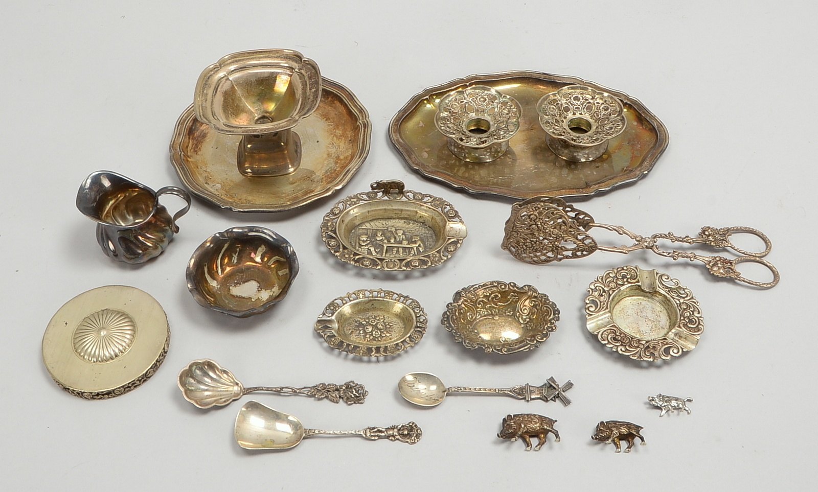 Tischsilber-Konvolut, versch. Teile: Kerzenleuchter, Tischascher, Löffel, u.a.; Gew. 700 g