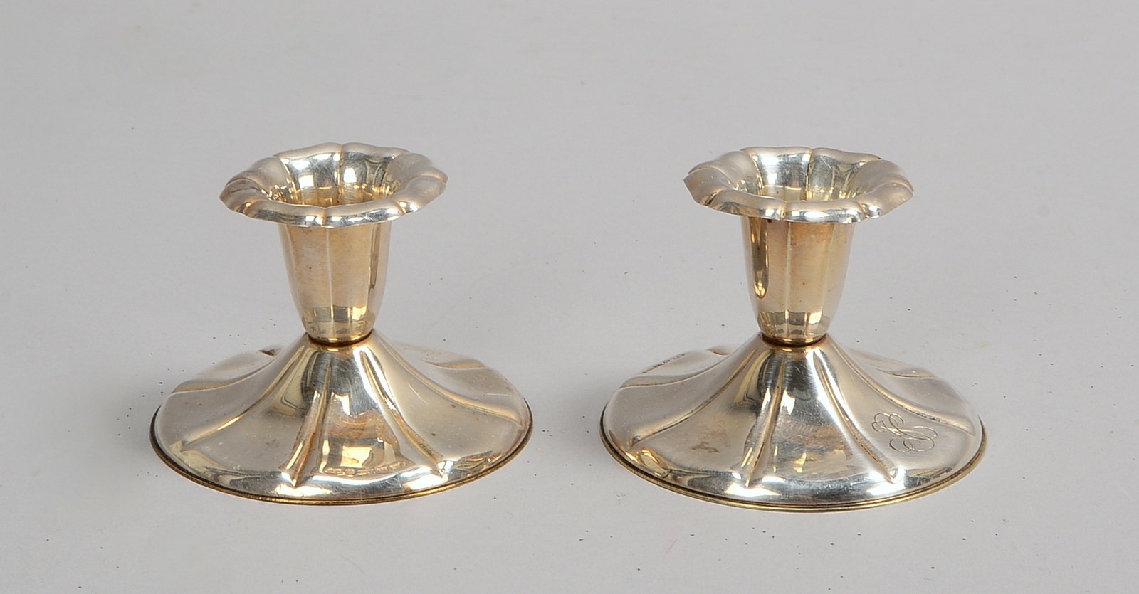 Paar Tischkerzenleuchter, 813 Silber, monogrammiert; Höhe 5,5 cm, Gew. 135 g