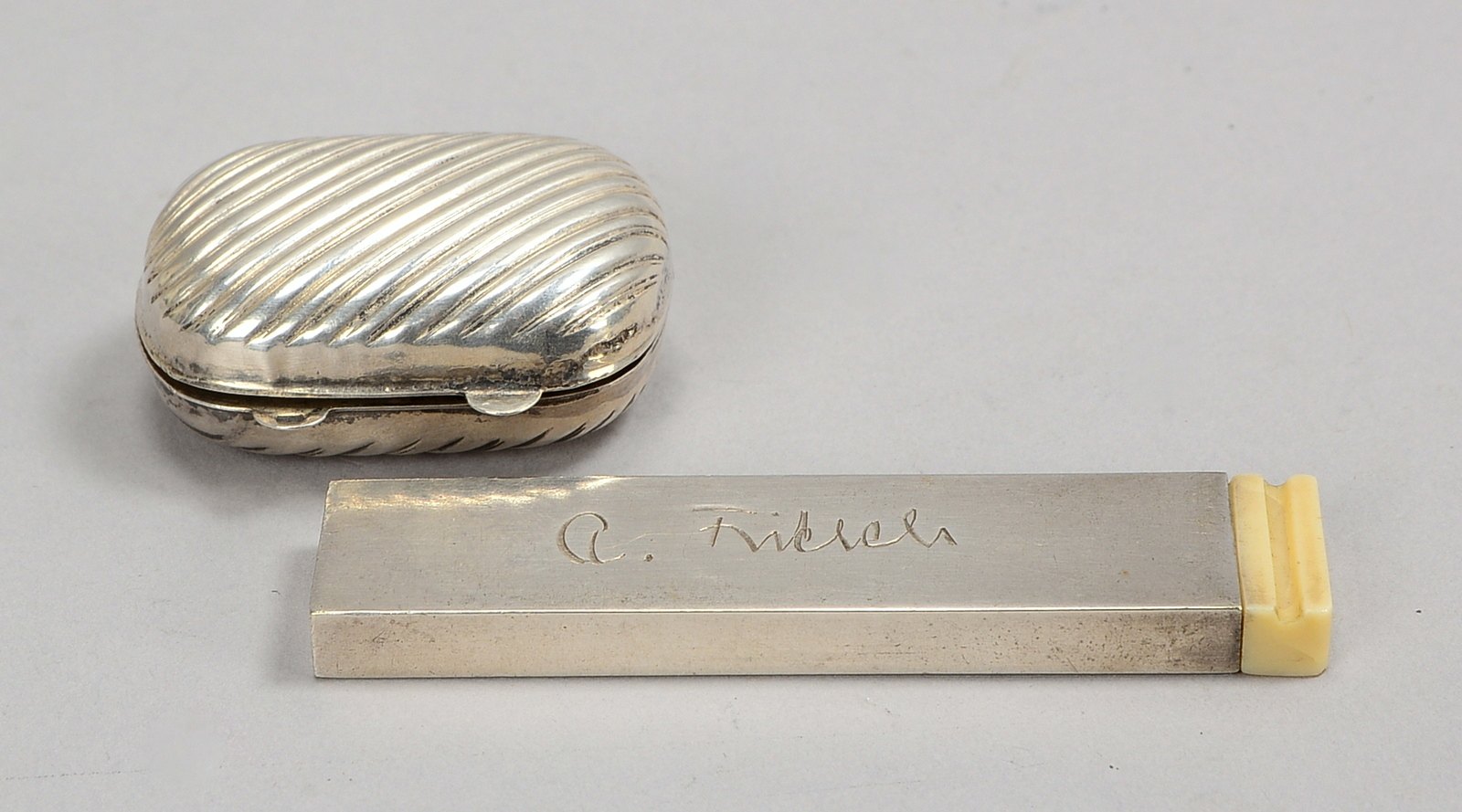 2 Silber-Pillendöschen, 1x Maße 4,5 x 3,5 cm, 1x Maße/mit Schieber: 8,5 x 2 cm
