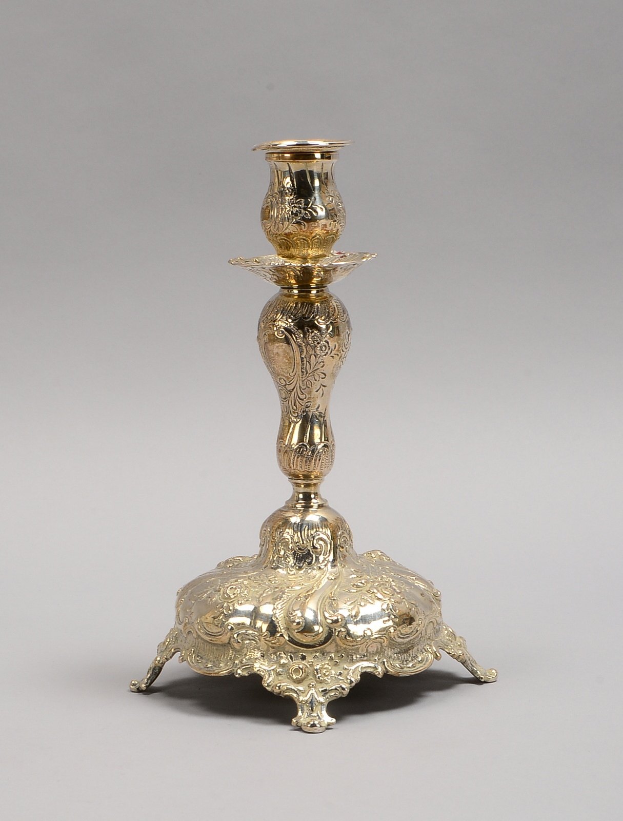 Barocker Kerzenleuchter, 800 Silber, 1-fl., flor. Reliefdekor, auf 4x Füßen; Gew. 400 g