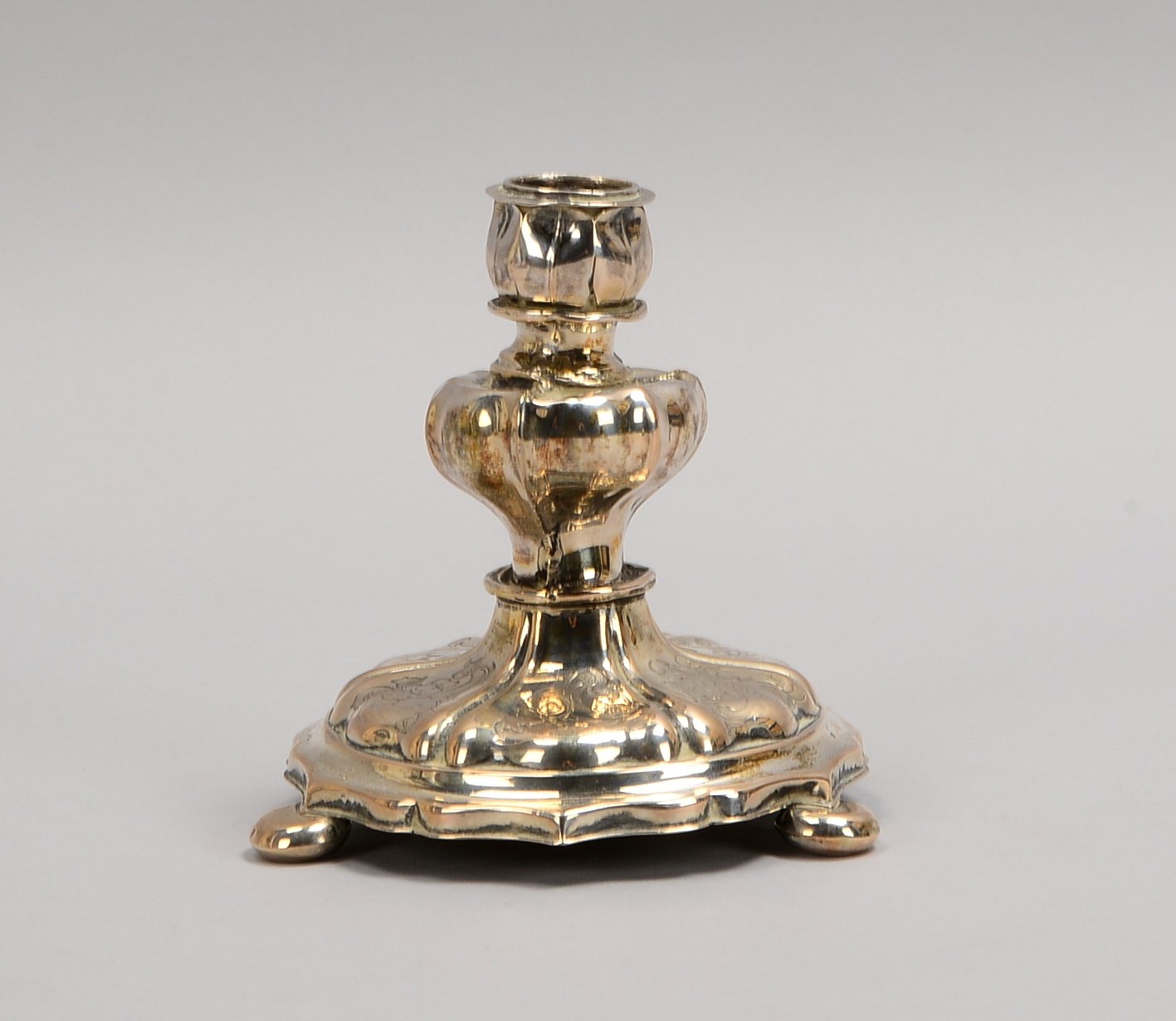 Barocker Kerzenleuchter, Silber, flor. Reliefdekor, 3x gedr. Kugelfüße; Gew. 156 g