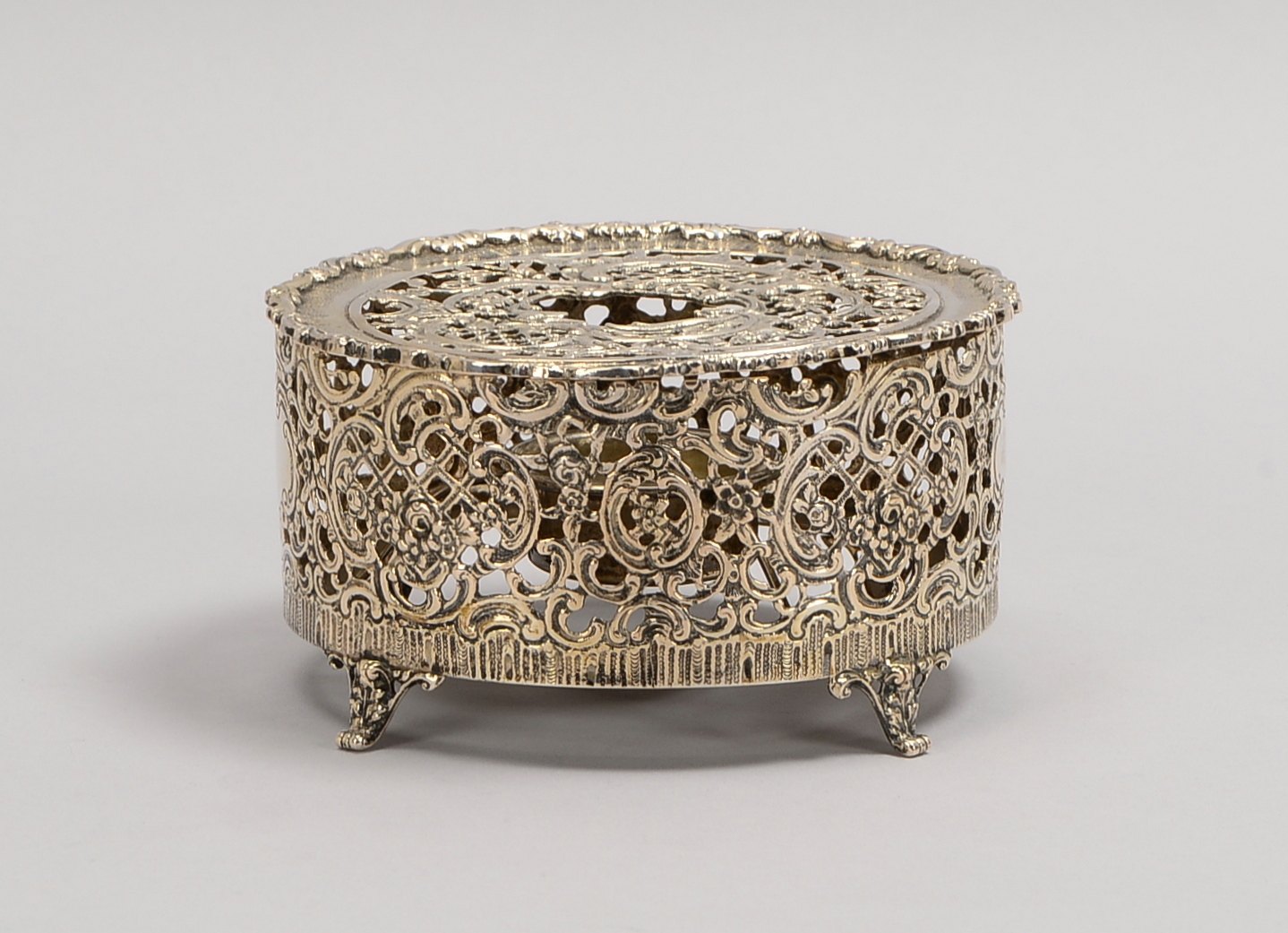 Barockes Stövchen, 800 Silber, rocaill. Durchbrucharbeit, auf 4x Füßen; Gew. 300 g