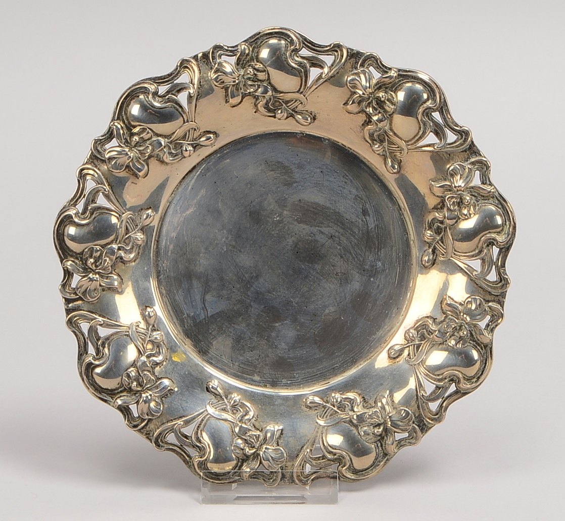 Teller (Jugendstil), 800 Silber, Rand mit flor. Reliefdekor/partiell durchbr.; Gew. 178 g