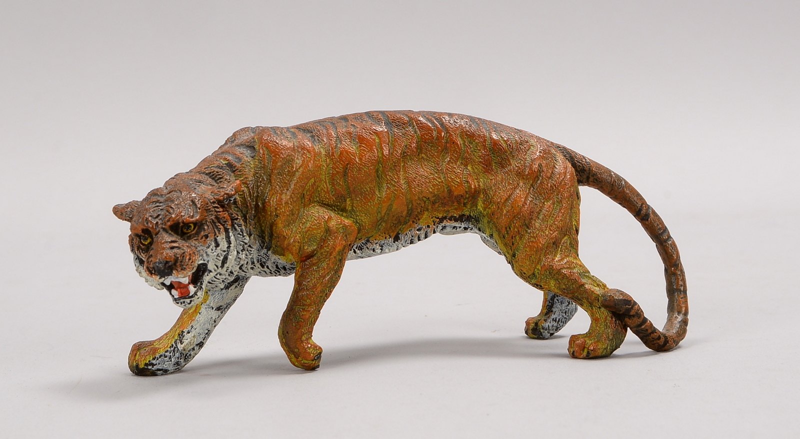F. Bergmann/Wien, kl. Bronzefigur, 'Schreitender Tiger', polychr., gemarkt; Länge 15 cm