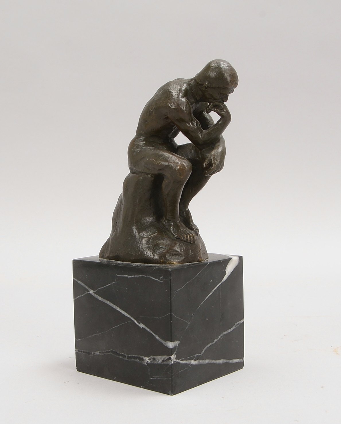 Bronzeskulptur (nach A. Rodin), 'Der Denker', verso sign., Gießerpfennig, auf Sockel