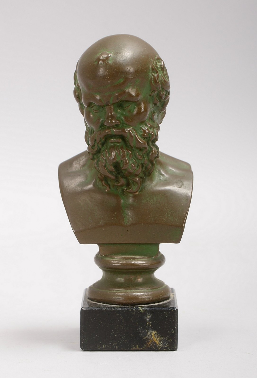 Kl. Bronzebüste, 'Portrait des Sokrates', auf schwarzem Marmorsockel; Höhe 15 cm