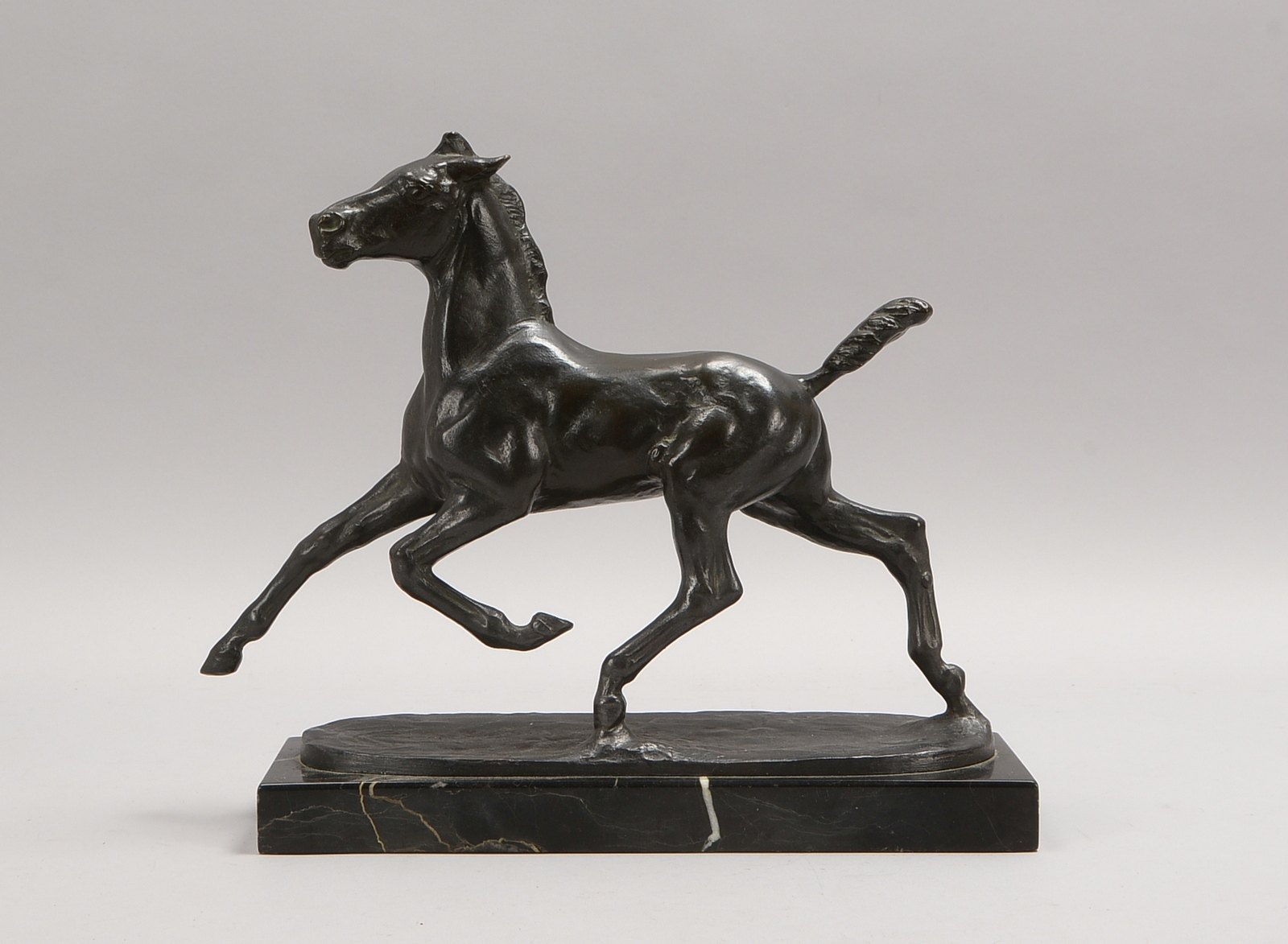 Hussmann, A. Hinrich, Bronzefigur, 'Trabendes Fohlen', auf Marmorsockel, sign.; Höhe 31 cm