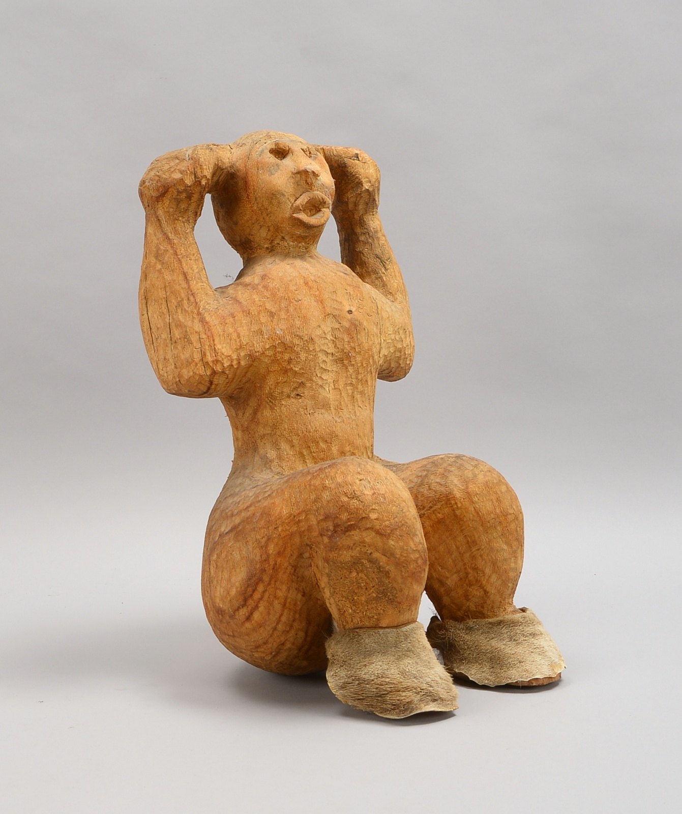 Mbanya, Shephard, Holzskulptur, 'Hockende weibl. Figur...' - mit Kuhfell-Fußbekl.