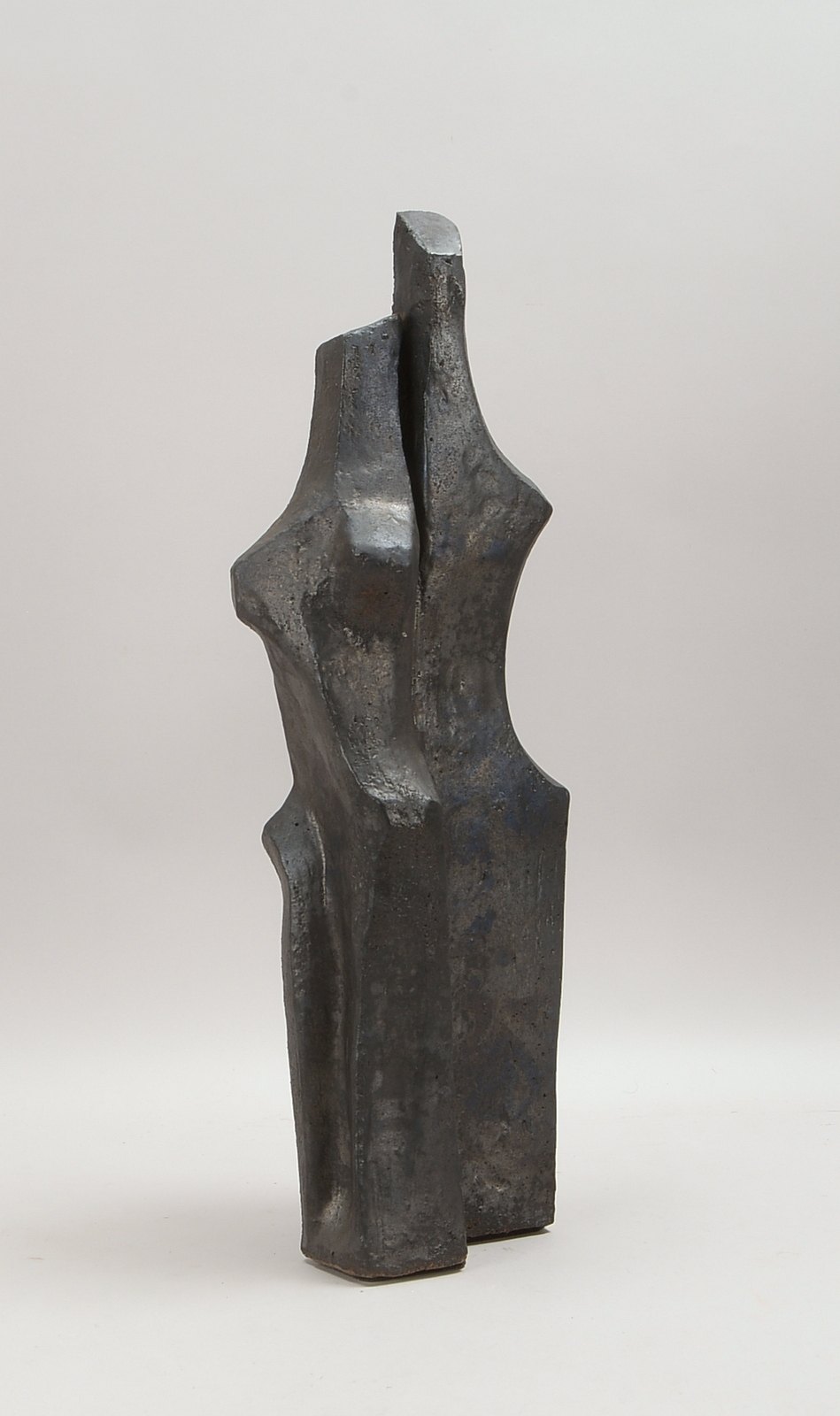Keramikskulptur, dunkelbrauner Scherben, schwarz-met. Glasur, unters. monogr.