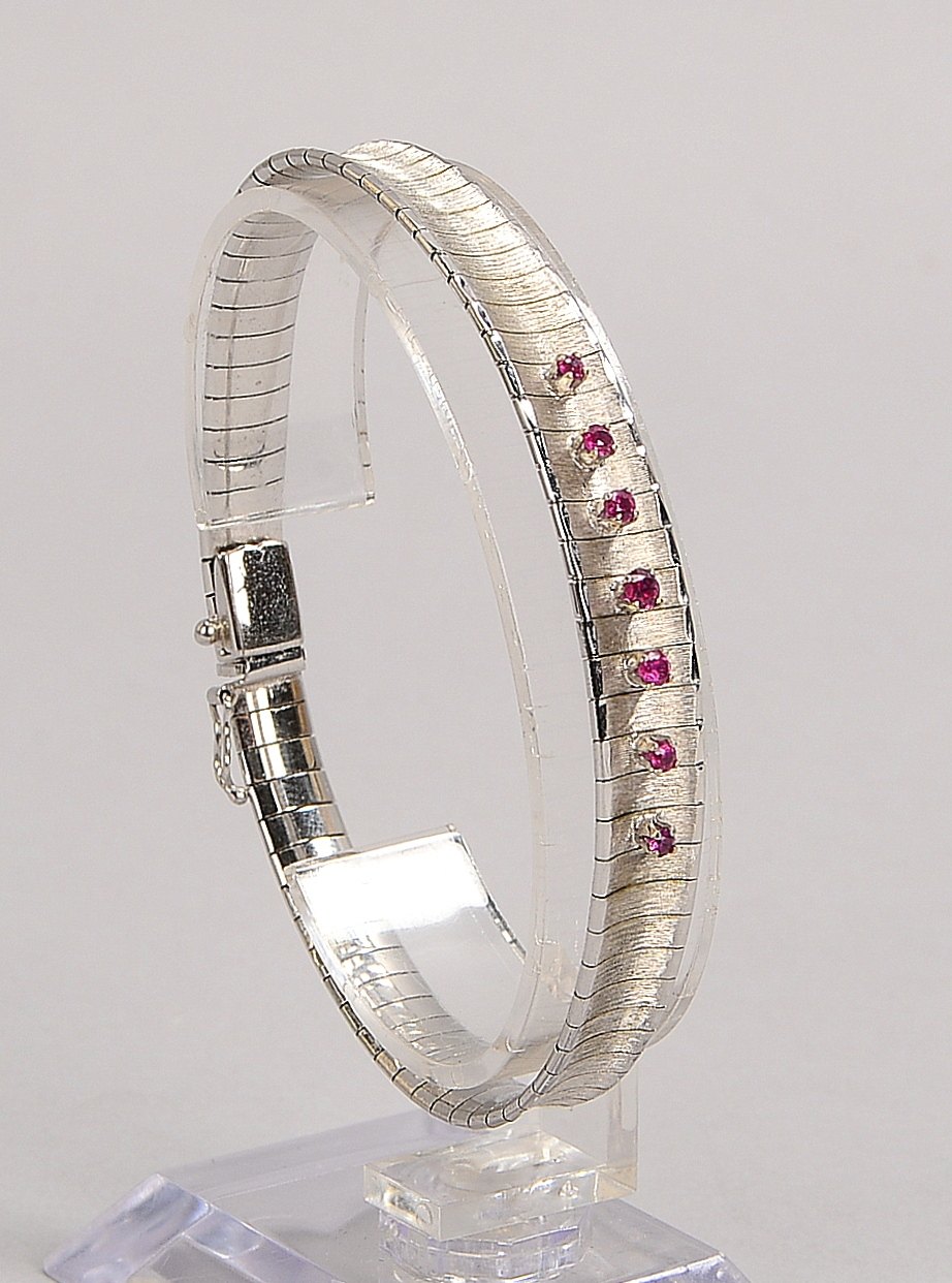 Armband, 750 WG (gest.), besetzt mit 7x kl. Rubinen, mit Steckschließe; Gew. 28,40 g