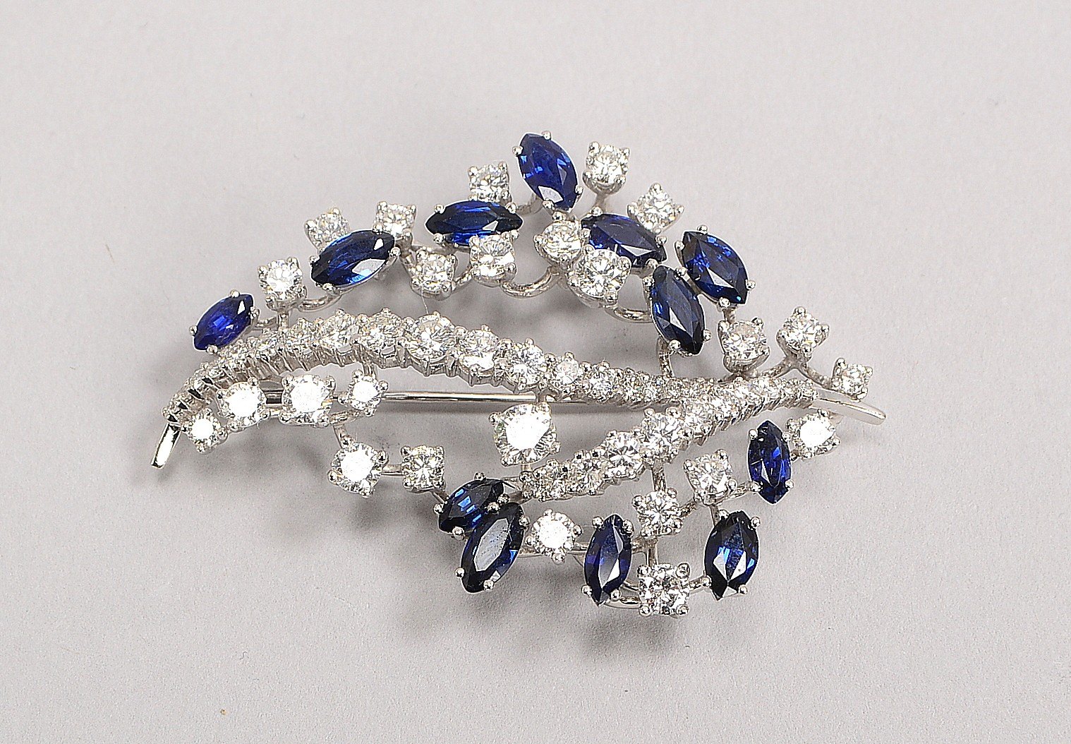 Brosche/Anh., 750 WG (gest.), florale Gestaltung, 12x Saphire und 55x Brill./ca. 3,0 ct
