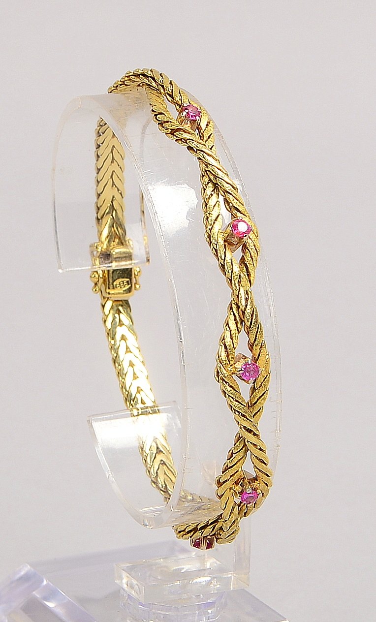 Armband, 585 GG (gest.), besetzt mit 5x kl. Rubinen, mit Steckschließe; Gew. 15,10 g