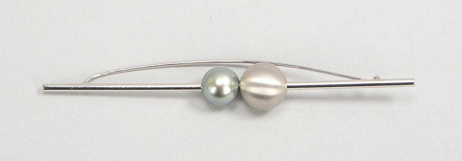 Designer-Brosche, 750 WG (gest.), mit 2x Tahitiperlen: 1x naturbelassen/1x gebürstet
