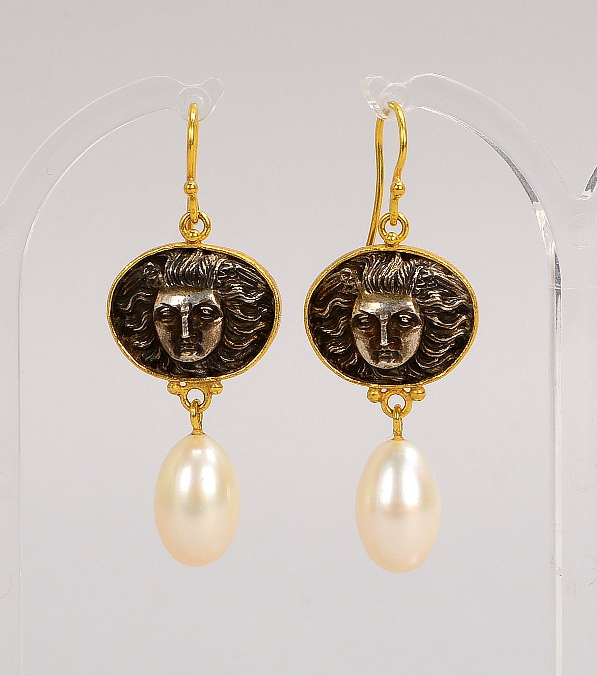 Lars Jensen-Ohrhänger, 900 Gold/925 Sterlings. (gest.), Perle und Münzbesatz; Gew. 19,50 g