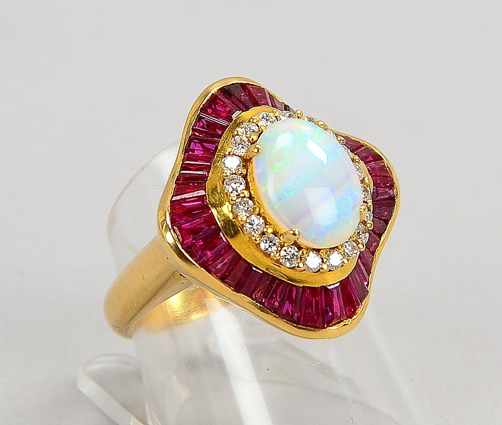 Ring, 750 GG (gest.), besetzt mit Opalcabochon und Brill./ca. 0,20 ct; Gew. 10,40 g