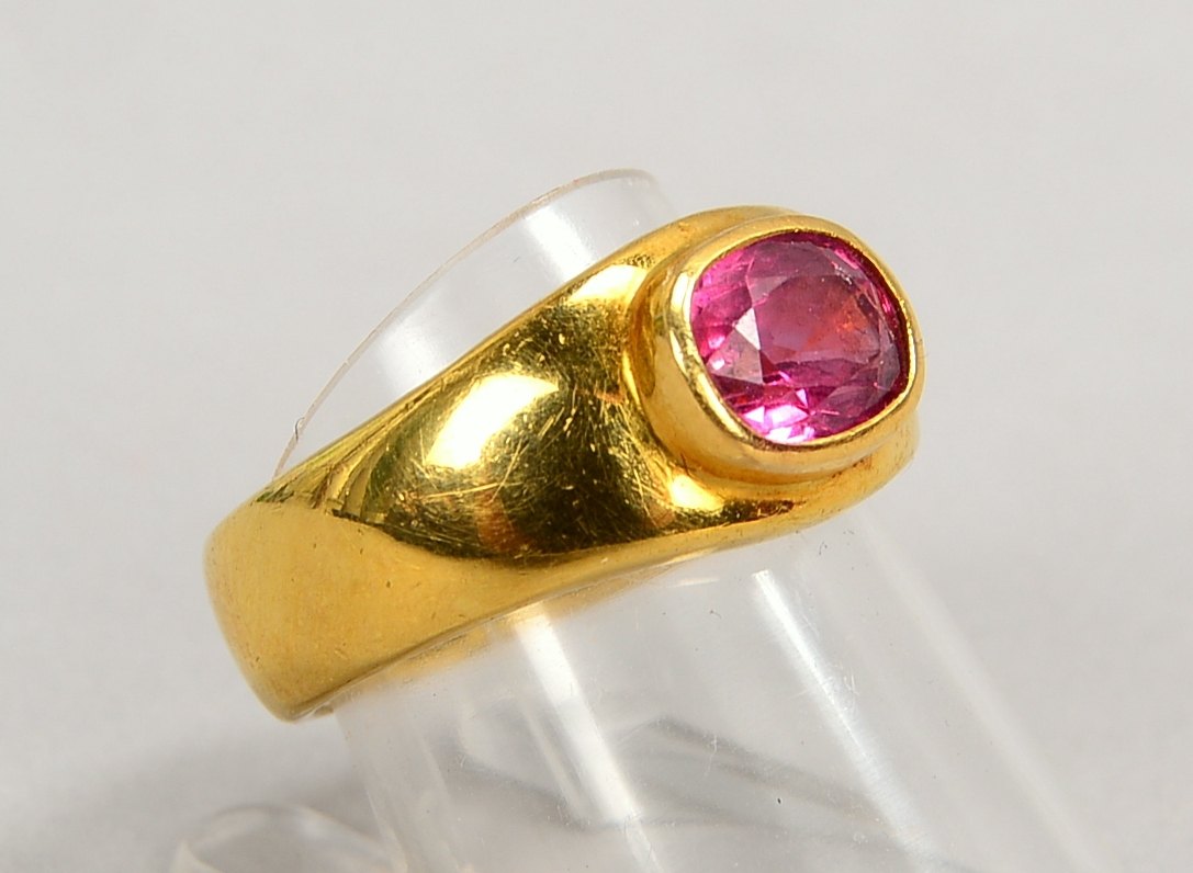 Ring, 750 GG (gest.), mit fac. Rubin im Ovalschliff, innen Namensgravur/dat.; Gew. 14,80 g