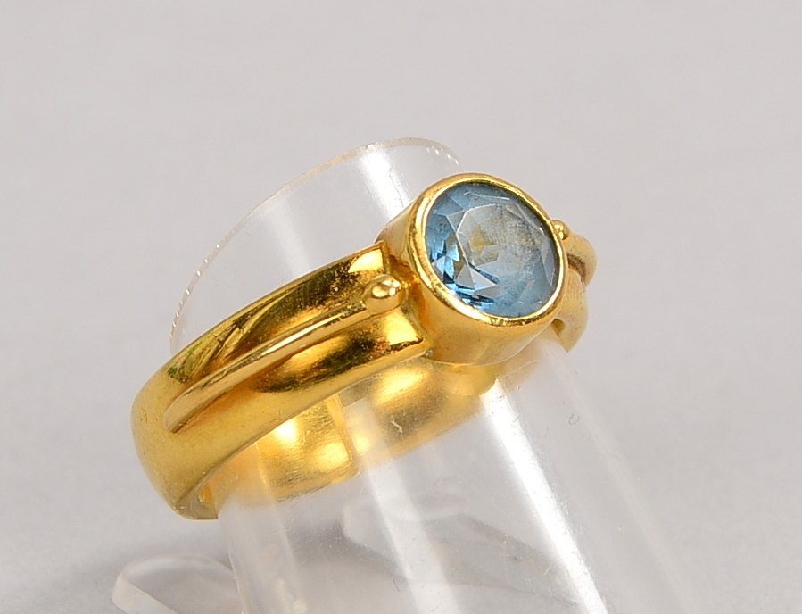 Ring, 750 GG (gest.), besetzt mit fac. Aquamarin im Rundschliff; RG 55, Gew. 10,70 g
