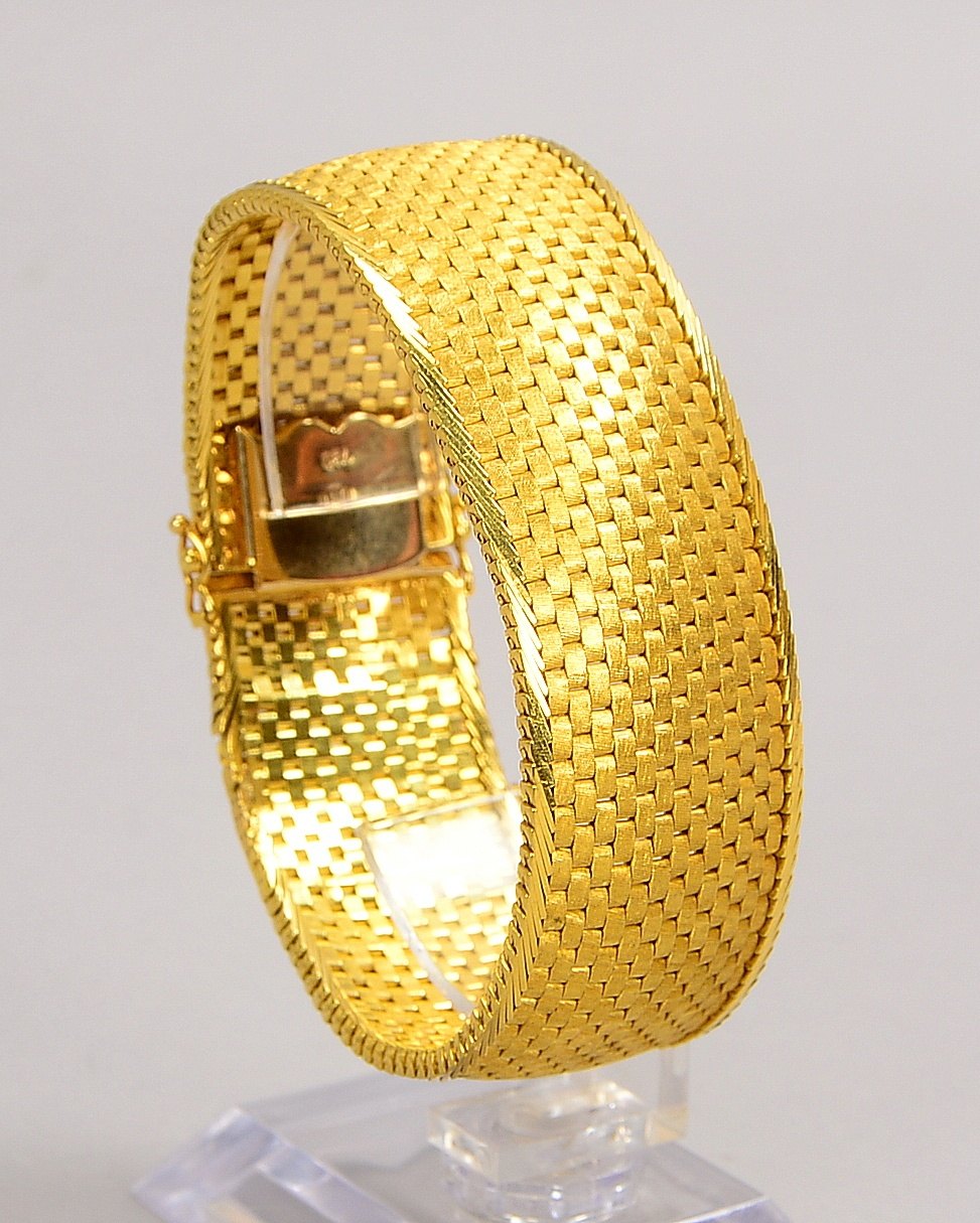 Armband, 750 GG (gest.), feines Webmuster, Steckschließe; Breite 2,4 cm, Gew. 69,80 g