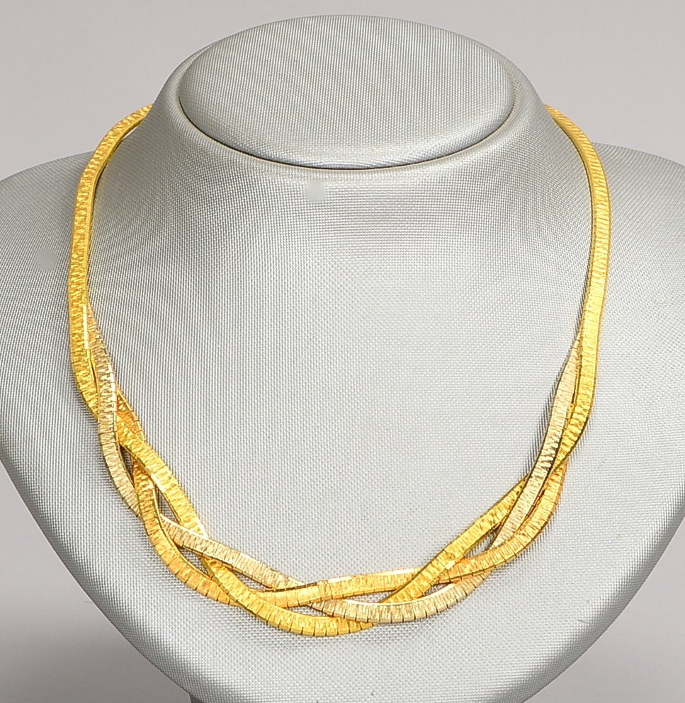 Collier, 750 Gold/tricolor (gest.), mittig geflochten, mit Steckschließe; Gew. 43,60 g