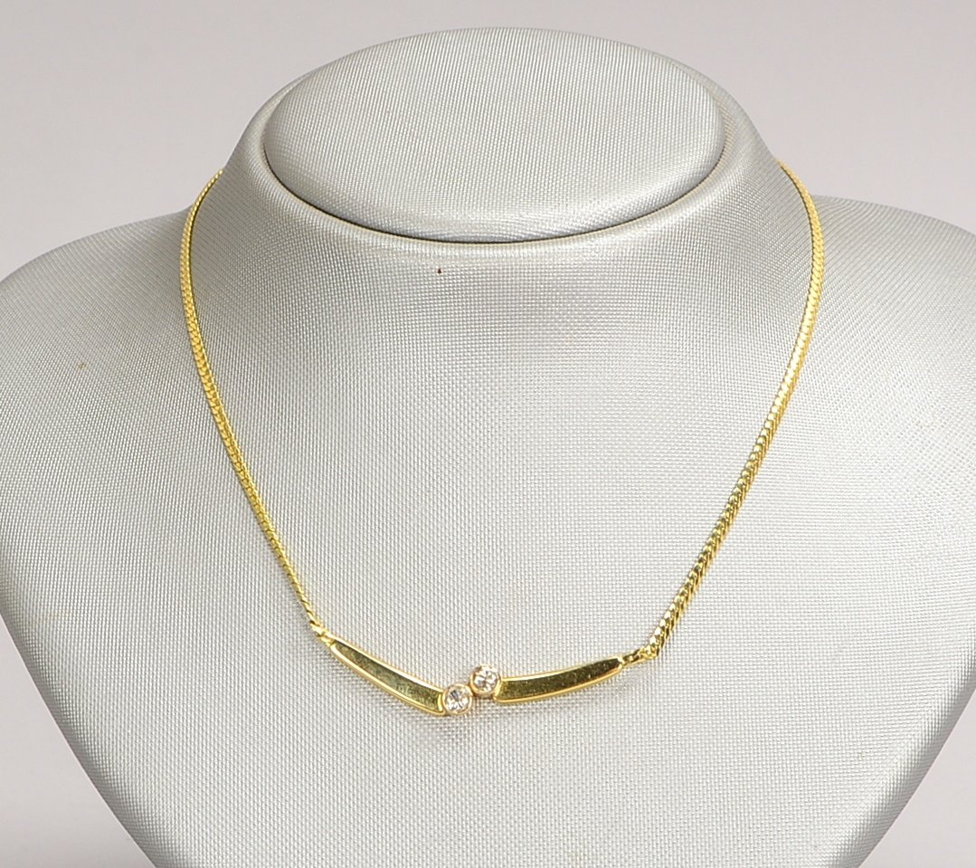 Collier, 585 GG (gest.), mit 2x kl. Diam./ca. 0,50 ct, Karabinerschließe; Gew. 9,60 g