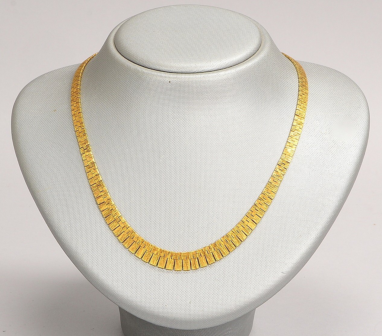 Collier, 585 WG (gest.), Glieder verlaufend, mit Steckschließe; Gew. 34,30 g
