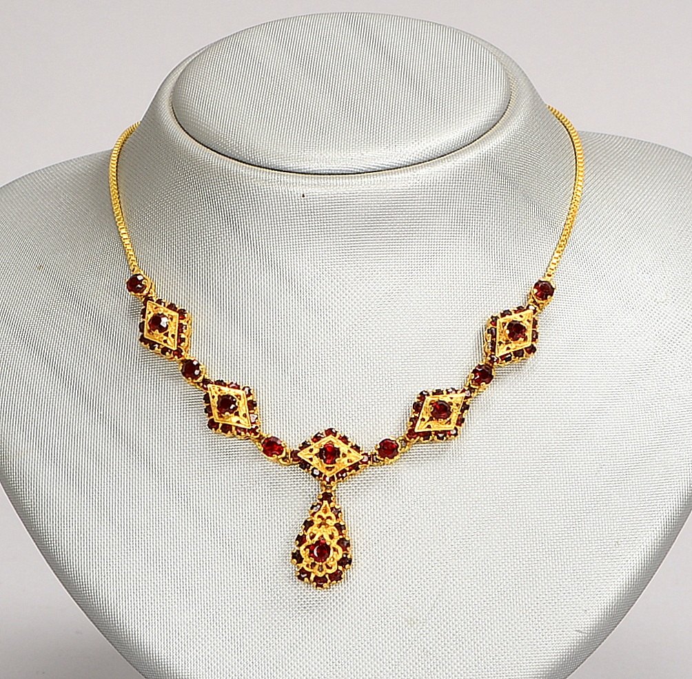 Collier, 750 GG (gest.), 84x fac. Granatsteine im Rundschliff, mit Steckschließe; Gew. 25 g