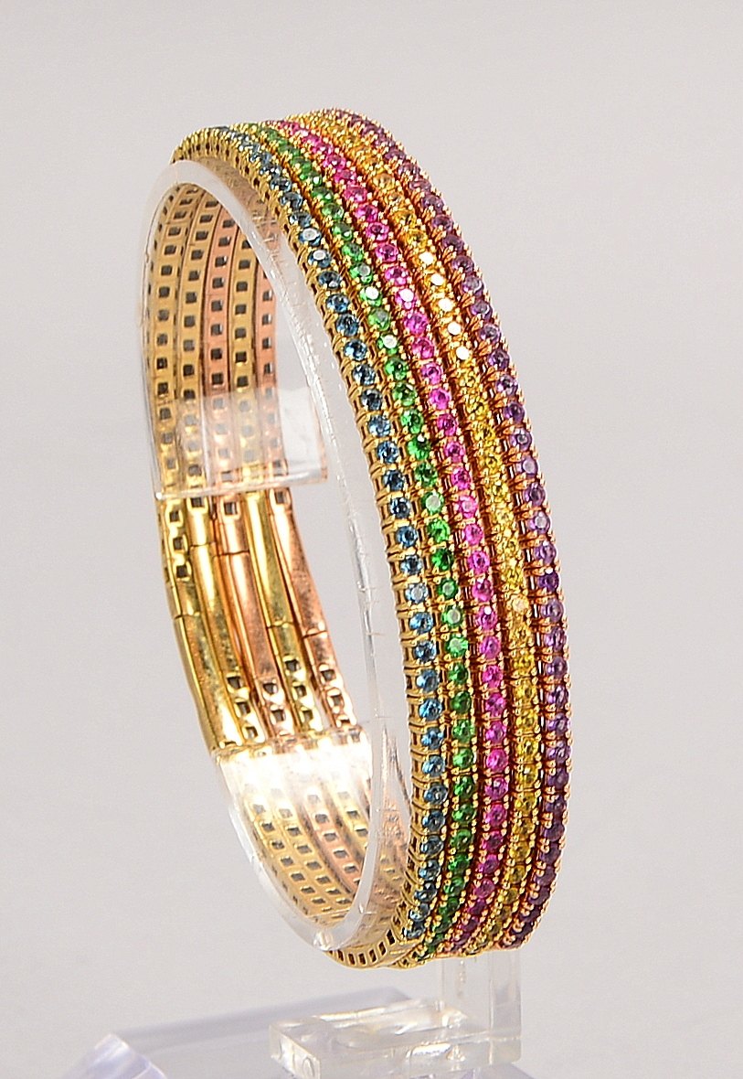 5 Tennisarmbänder, jeweils mit Steinbesatz/div., mit Steckschließe; Ø 5,5 cm; Gew. 28,40 g