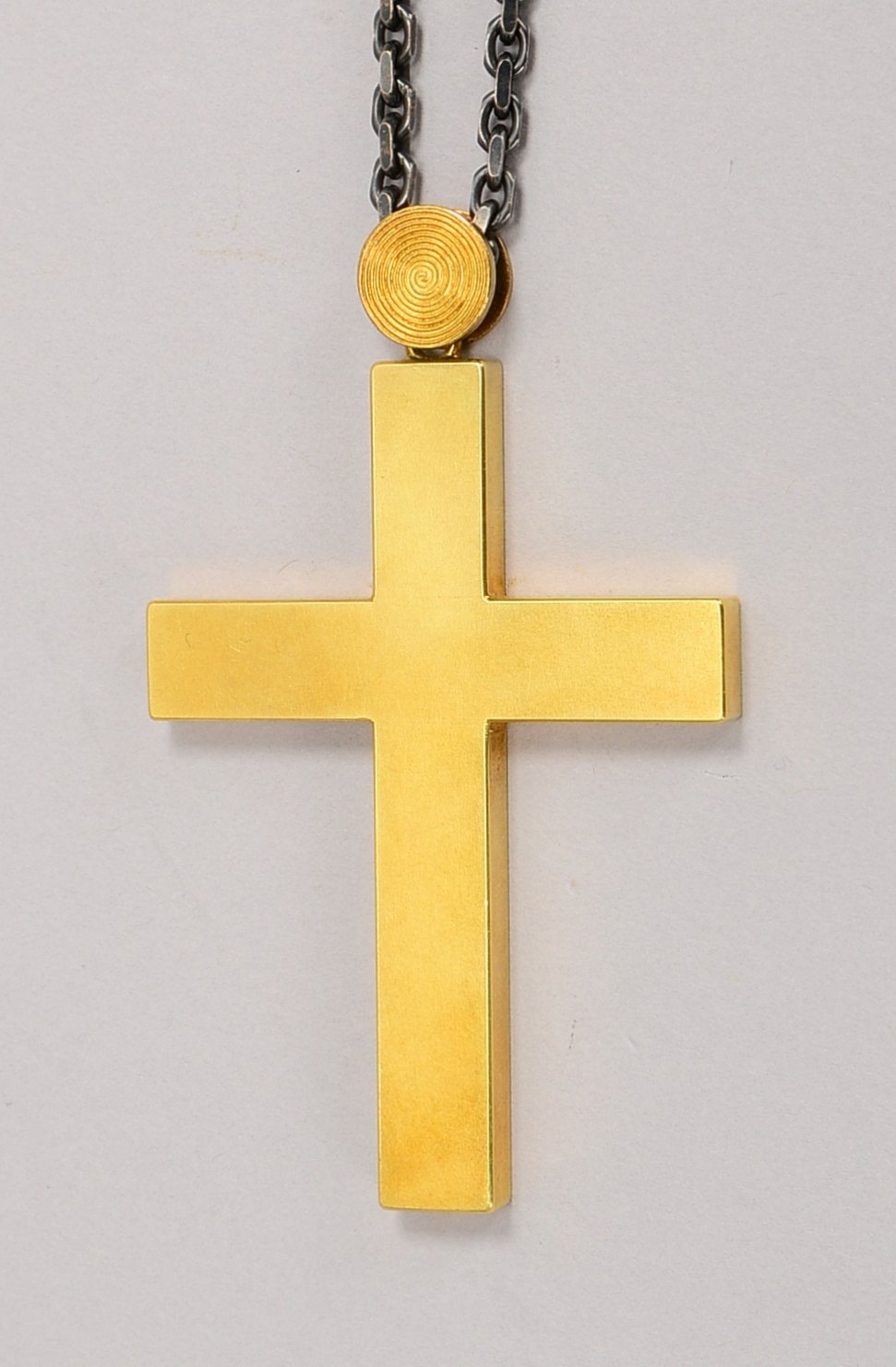 Massiver Kreuz-Anhänger, 750 GG (gest.), an Silberkette; Maße 8 x 5 x 0,4 cm, Gew. 84,90 g