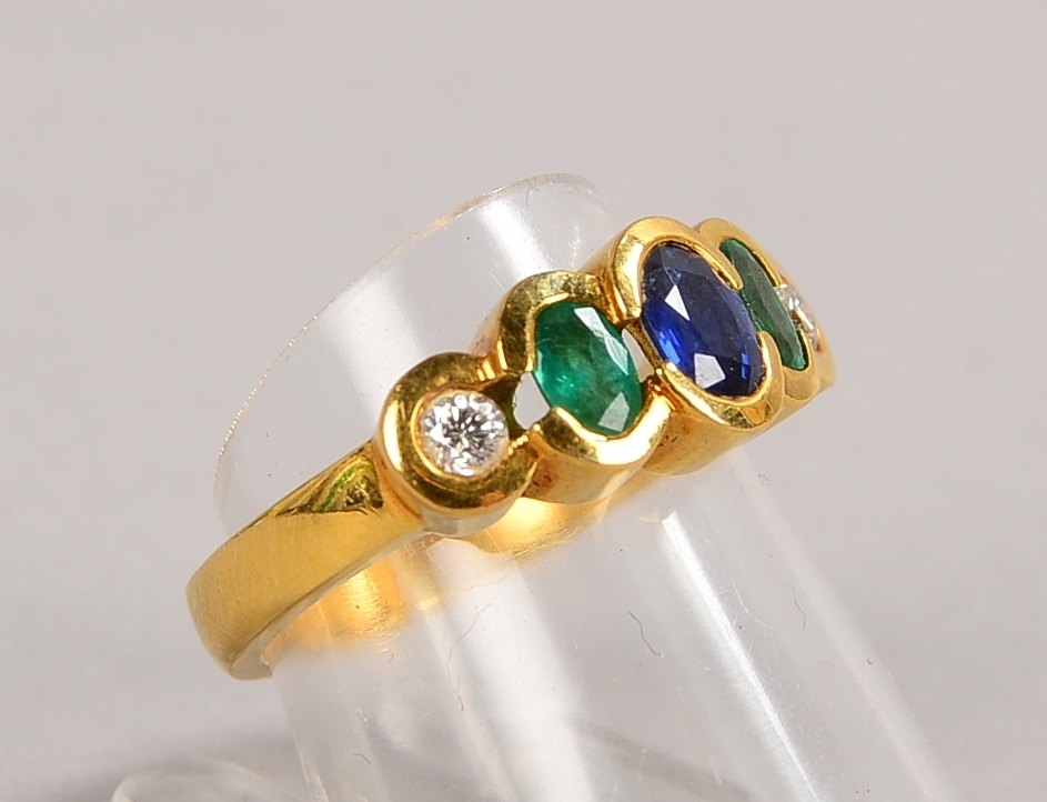 Ring, 750 GG (gest.), mit Saphir, 2x Smaragden und 2x Brill./zus. ca. 0,16 ct; Gew.7,60 g