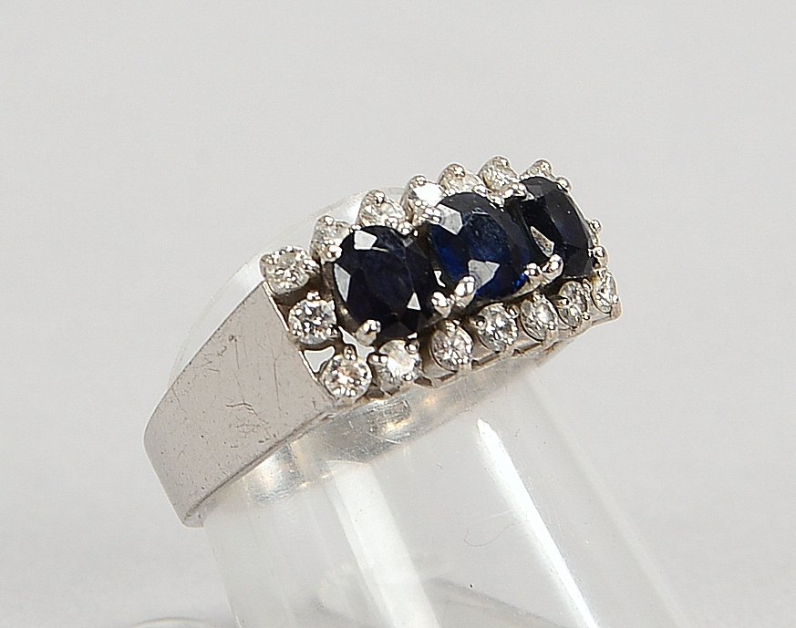 Ring, 585 WG (gest.), mit 3x Saphiren und 16x kl. Brill.; RG 54, Gew. 6,40 g