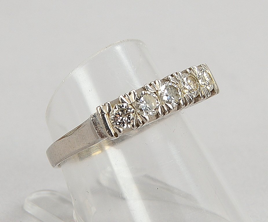 Ring, 850 Platin (gest.), mit 5x Brill./ca. 0,50 ct, Farbe 'G-H', 'Si-P1', dat.; RG 55, Gew. 4,50 g