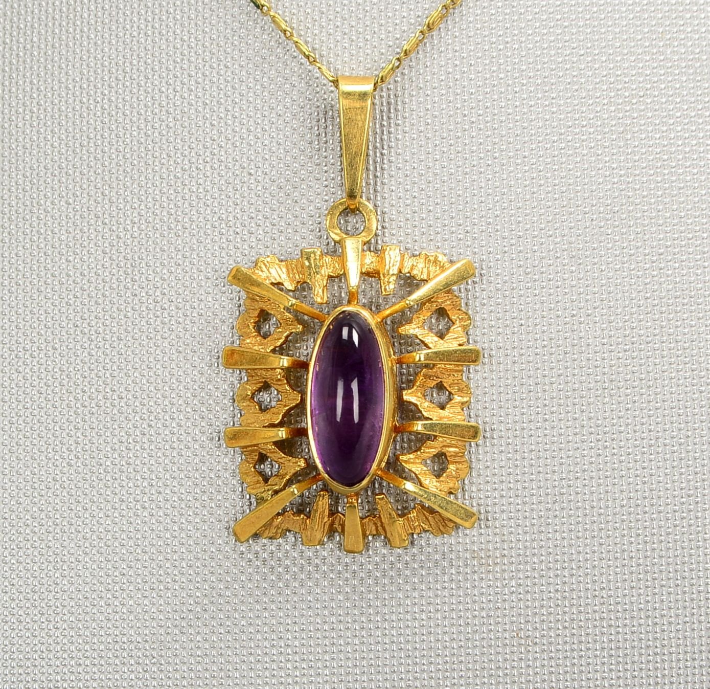 Halskette mit Anh., 585 GG (gest.), Anh. mit Amethyst; Maße Anh. 2 x 2,3 cm, Gew. 7,20 g