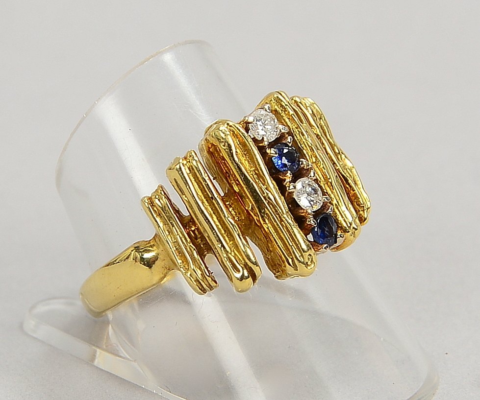 Ring, 585 GG (gest.), mit 2x Saphiren und 2x Brill./ca. 0,10 ct, Weiß, 'Si-P1'; Gew. 9,30 g