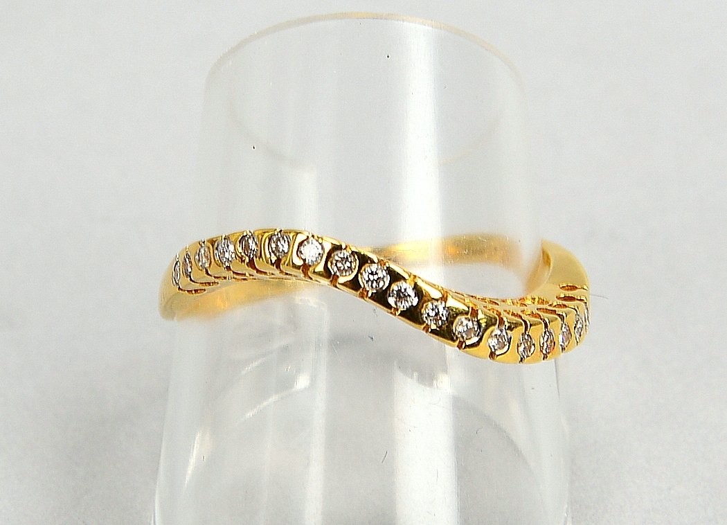 Ring, 750 GG (gest.), geschwungene Schiene, mit 19x kl. Brill./ca. 0,15 ct; Gew. 2,80 g