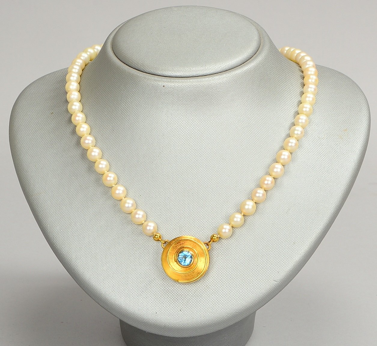 Perlenkette, Perle Ø 7 mm, einzeln gekn., 750 GG-Schließe (gest.) mit Aquamarin; Gew. ca. 6 g