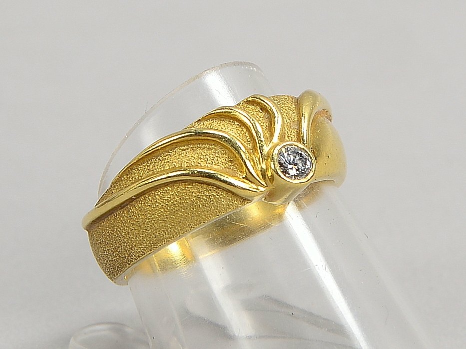 Ring, 585 GG (gest.), besetzt mit kl. Brillant/ca. 0,10 ct; RG 54/55, Gew. 5 g