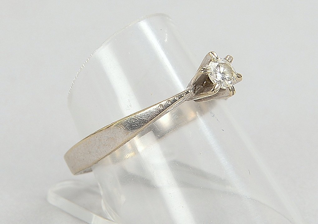 Ring, 590 WG (gest.), besetzt mit kl. Brillant/ca. 0,20 ct, 'H-Si'; RG 56, Gew. 3,70 g