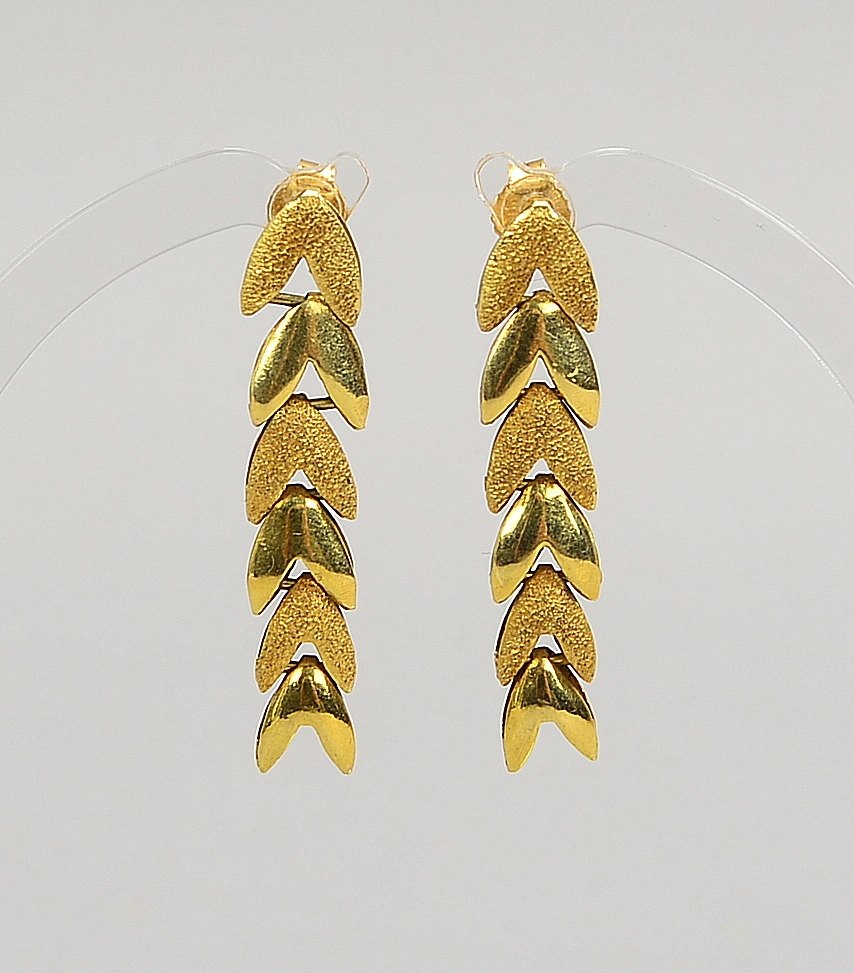 Paar Ohrstecker, 585 GG (gest.), in 'Palmblatt'-Gestaltung; Länge 3 cm, Gew. 3,80 g