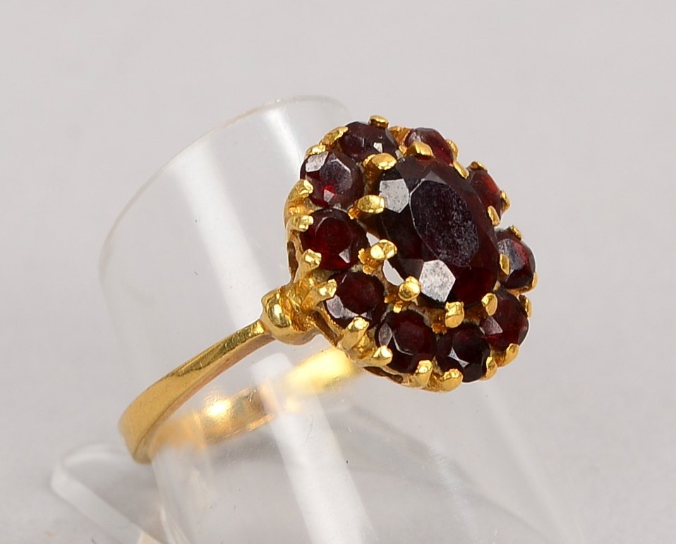 Ring, 750 GG (gest.), mit 11-fachem Granatbesatz; RG 58, Gew. 5,20 g