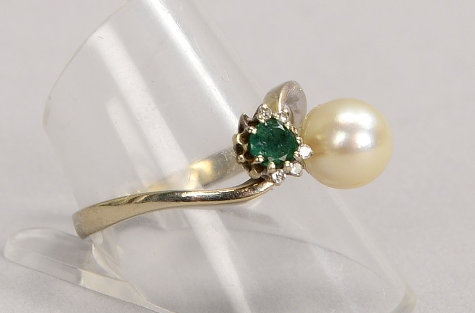Ring, 750 WG (gest.), mit Perle, Smaragd und 5x Diam.; RG 60, Gew. 3,20 g