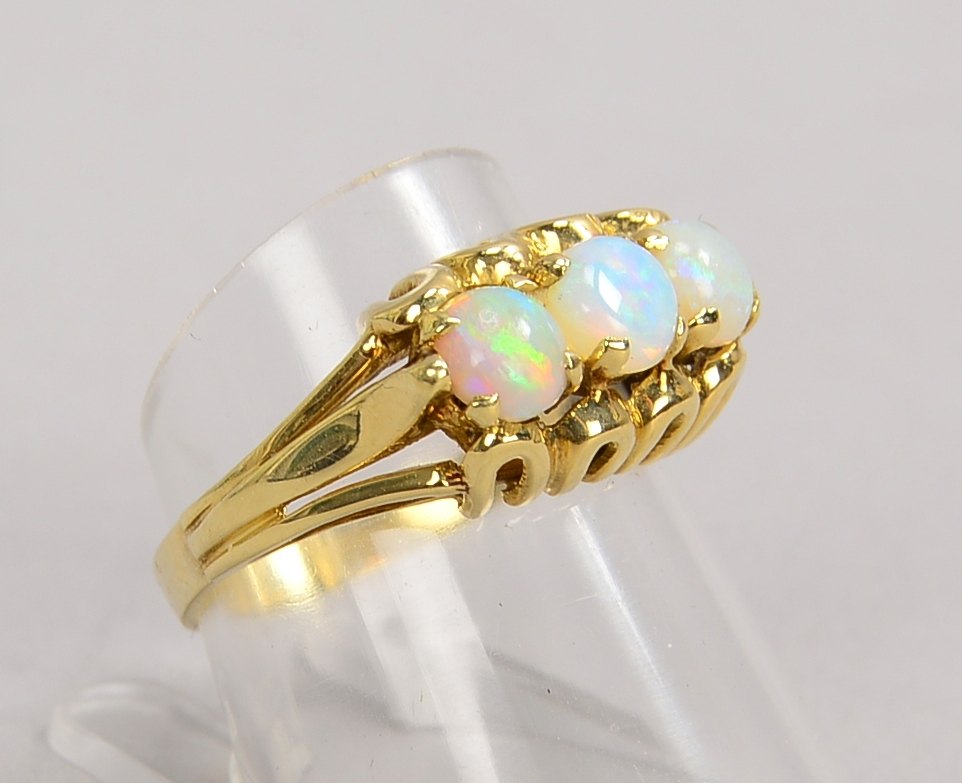 Ring, 585 GG (gest.), mit 3x Opalen, Steine im Cabochonschliff; RG 55, Gew. 3,10 g