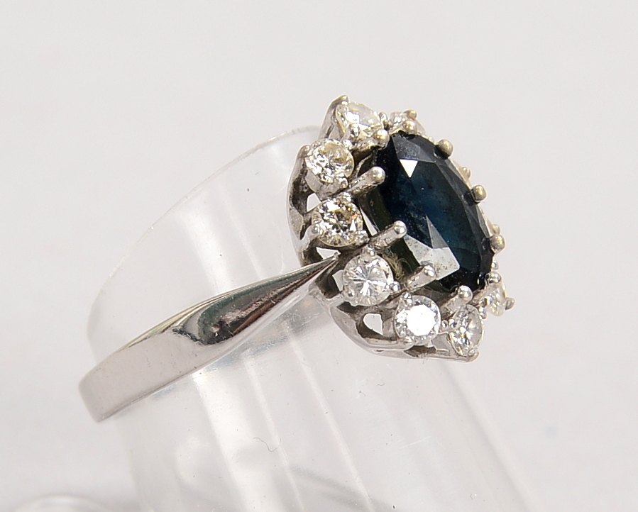 Ring, 585 WG (gest.), mit Saphir und Brillanten/zus. 0,60 ct; RG 53, Gew. 4,20 g
