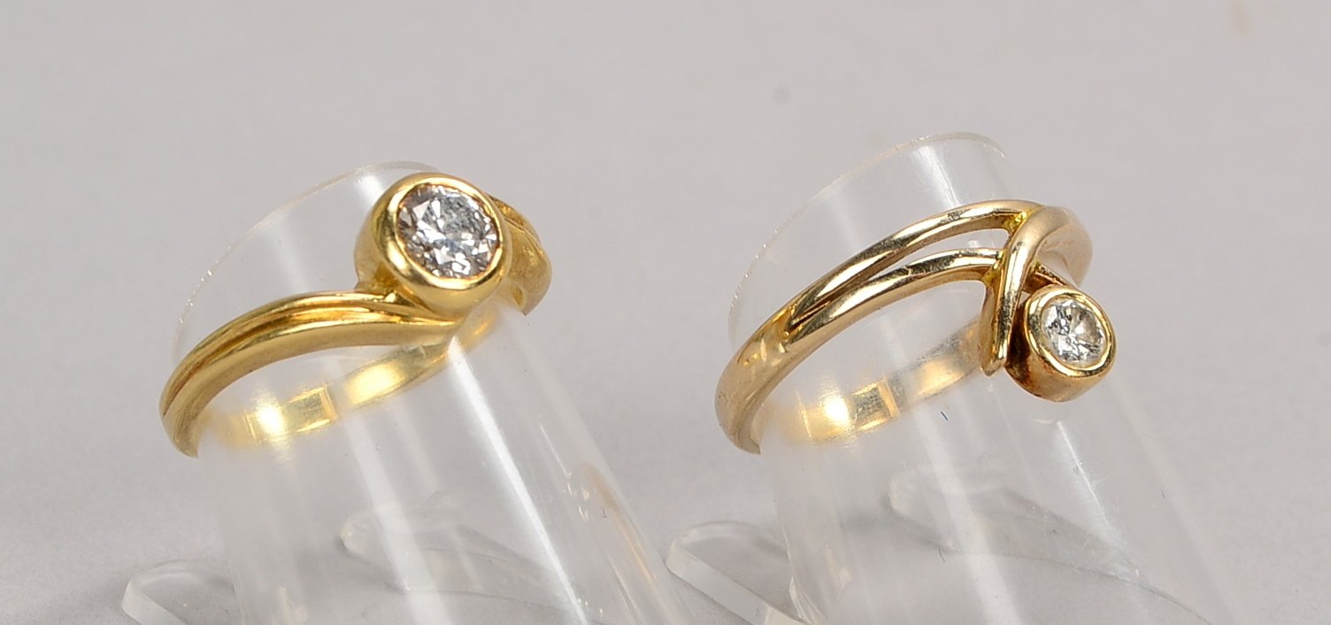 2 Ringe, 585 GG (gest./gepr.), jeweils mit Brill. - 1x ca. 0,50 ct/1x ca. 0,20 ct; Gew. 6,90 g